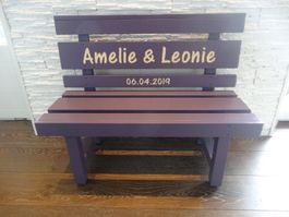 Violette Kindersitzbank aus Massivholz