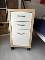 Nachttisch mit drei Schubladen und Rollen