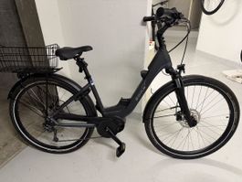 E-Bike mit Bosch Mittelmotor und Ladegerät