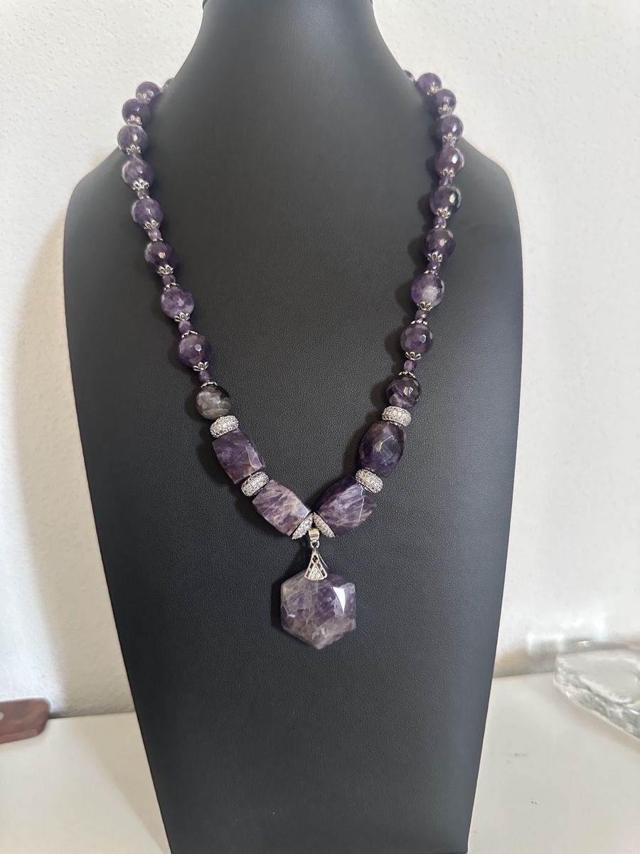 Colliers: Halskette mit Amethyst Perlen. HANDARBEIT  – Neuf avec emballage d'origine à Kriens par Hortensie6