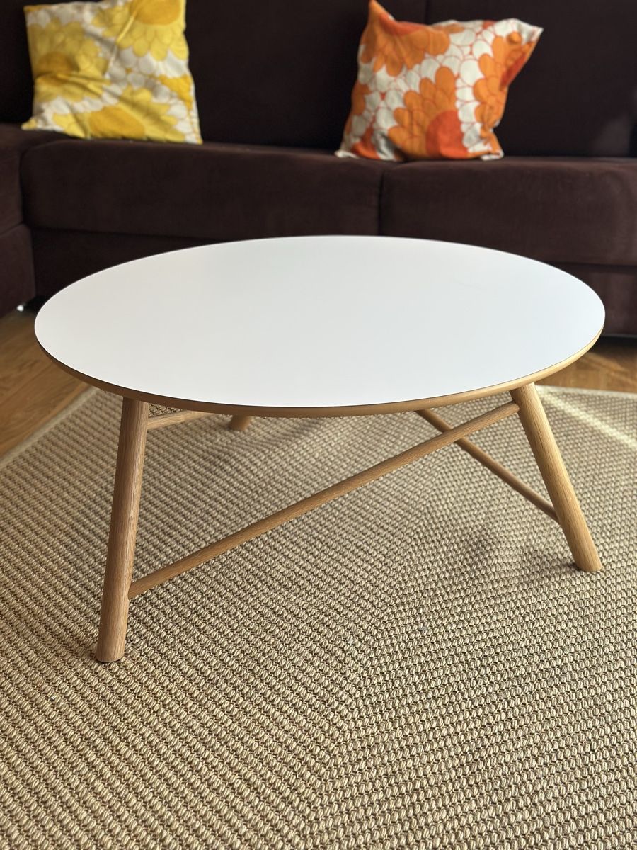 Tische: Coffee table white round wood legs good condition – Neu (gemäss Beschreibung) aus Wädenswil von puh_n8wy
