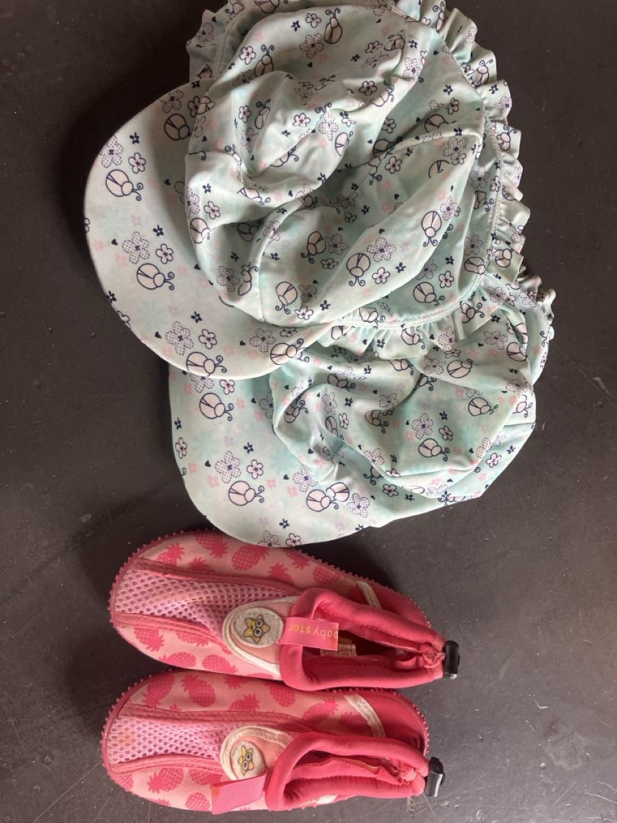 Scarpe per ragazze: Badeschuhe Gr27 und Badehut 2x – Usato da Iffwil venduto da LaStrietta
