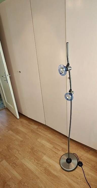 Lampade: Stehlampe mit 2 Spots  modern / verstellbar – Usato da Recherswil venduto da beawuethrich