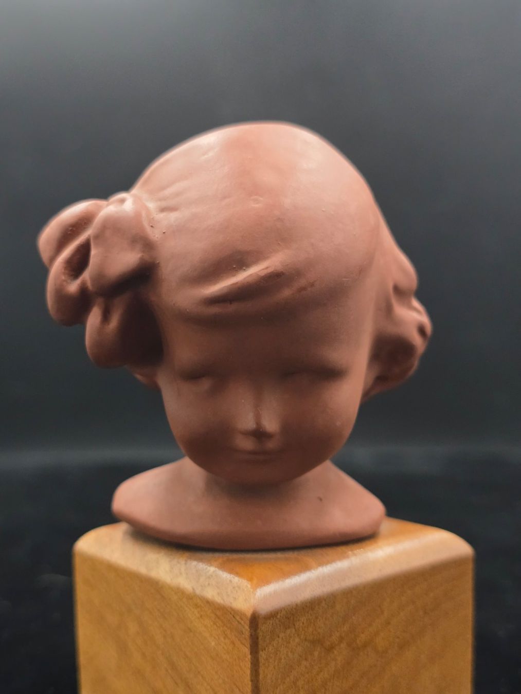 Sculture & Statue: Mädchenkopf Ton auf Holzsockel – Usato da Rorschacherberg venduto da snOOpydOg11 1