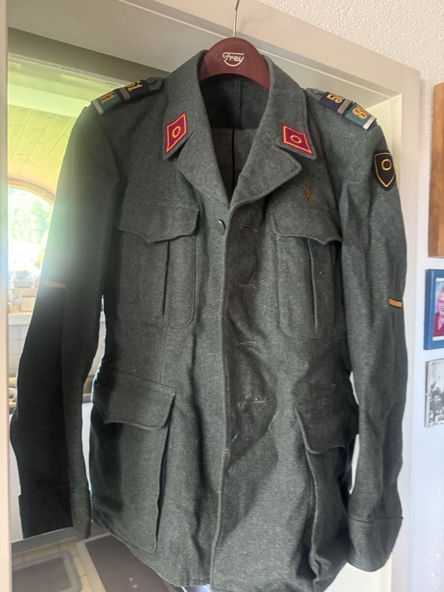 Schweizer Armee Uniformi: Uniform Schweiz Logistik-, Material- oder Transporttruppen – Usato da Grossaffoltern venduto da hobel28