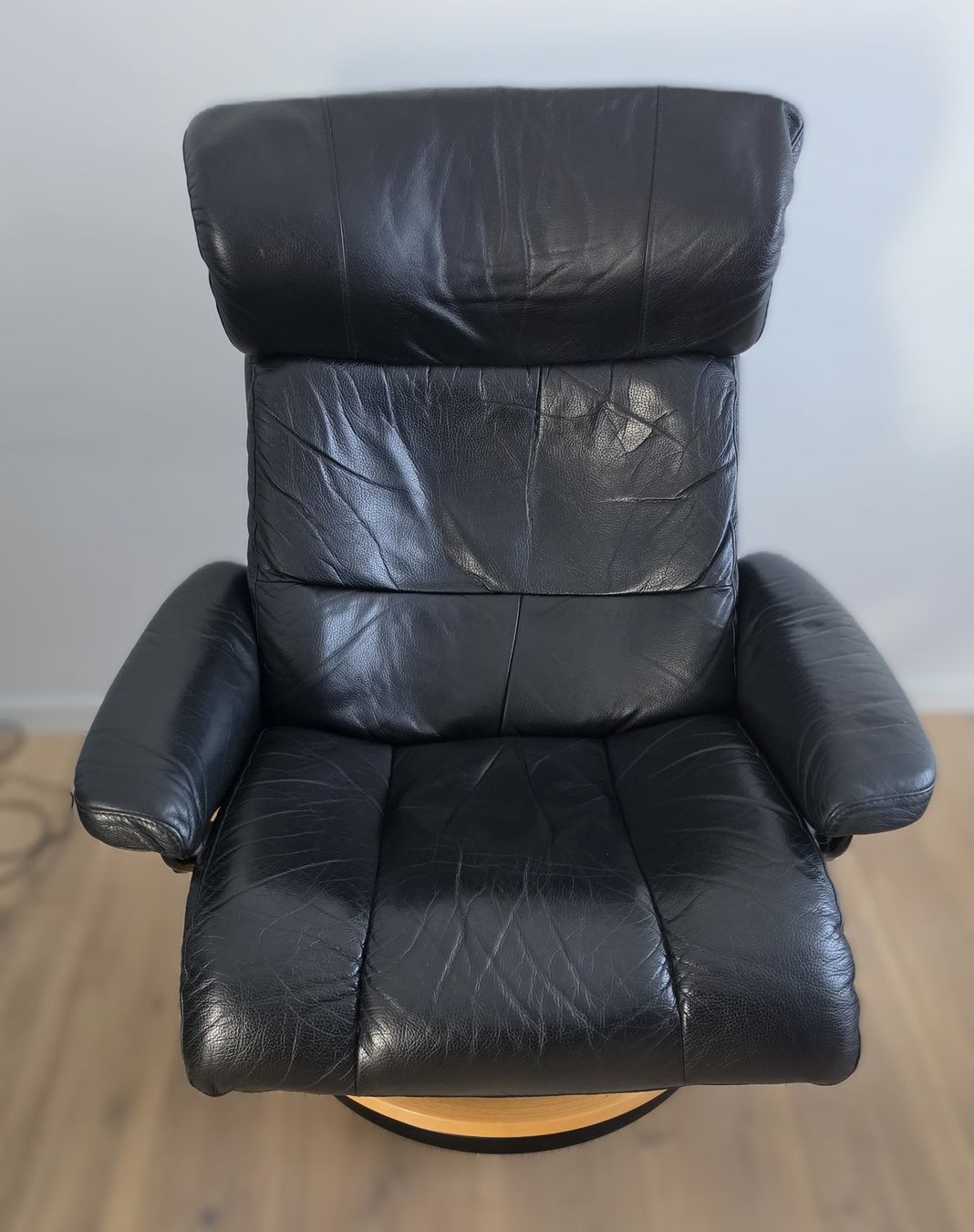Stressless Poltrone: Stressless Sessel mit Hocker Leder schwarz gebraucht – Usato da Unterägeri venduto da Kreisch24