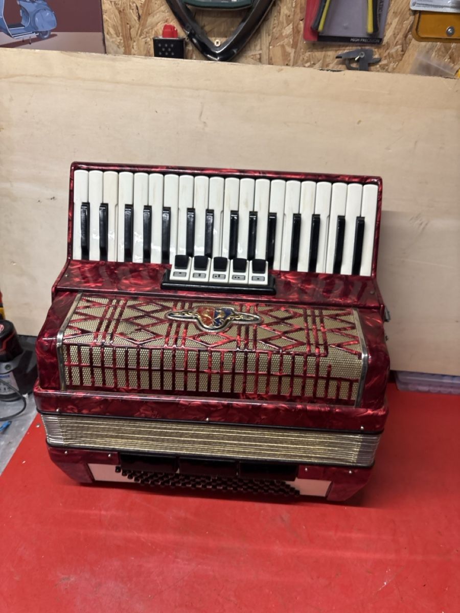 Vintage Strumenti musicali: Fisarmonica vintage rossa, – Usato da basel venduto da Swiss._.1978