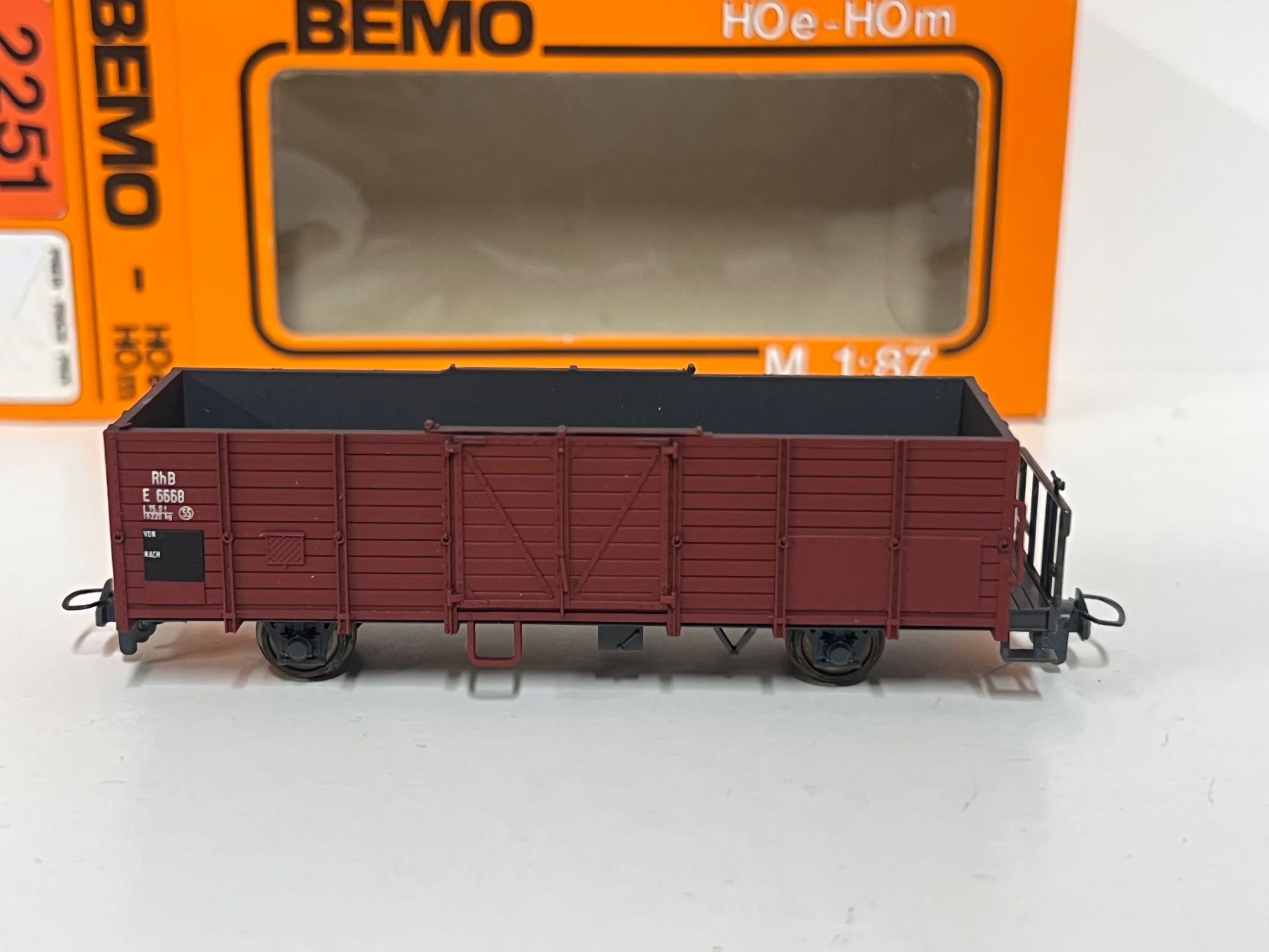 Bemo Modellini di ferrovie: Bemo 2251 Off. Güterwagen RhB E 6668 – Nuovo (secondo la descrizione) da Neuenhof venduto da ludovicco