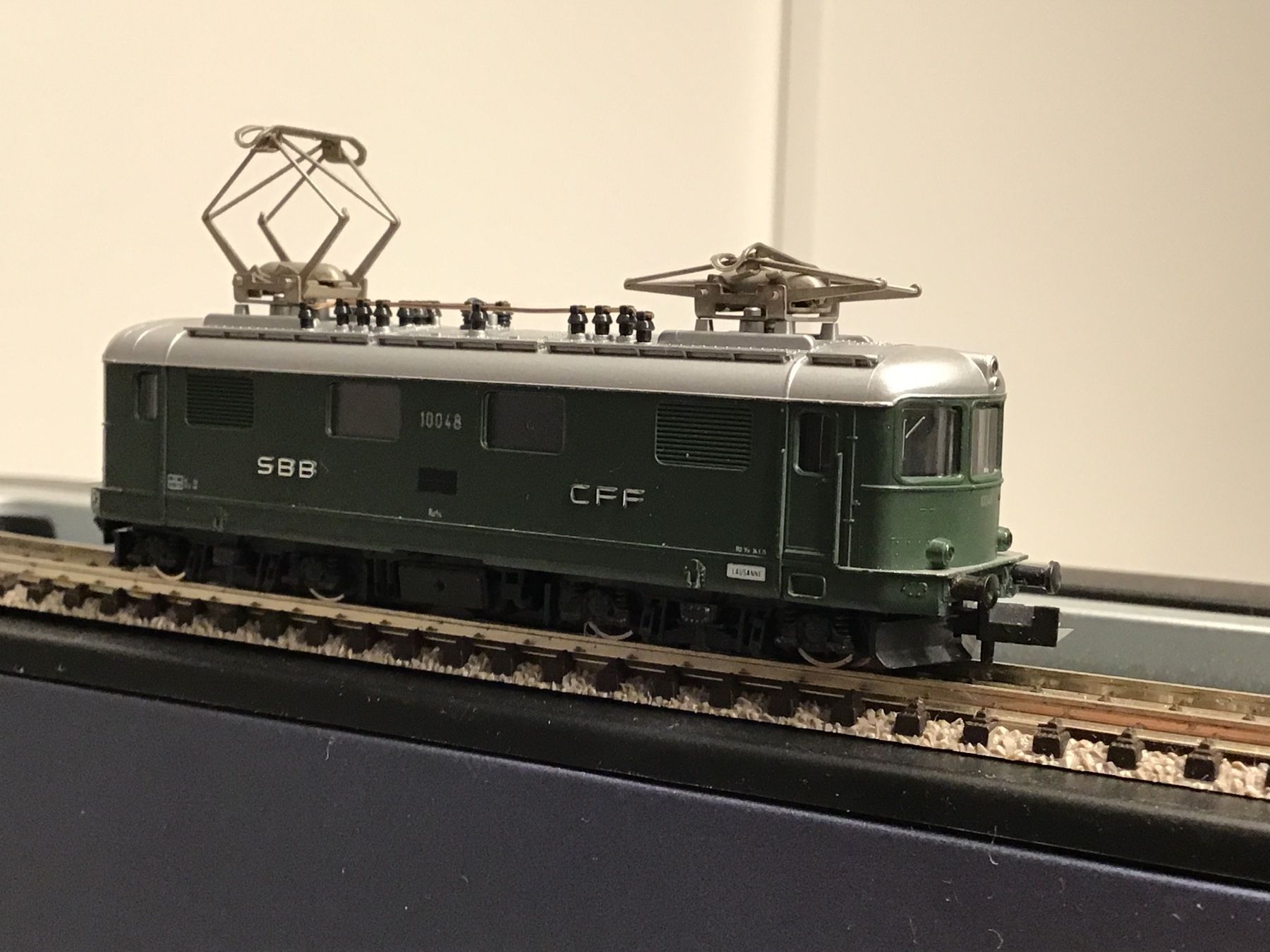 Kato Modelleisenbahnen: KATO RE 4/4 I 10048 N – Gebraucht aus Männedorf von Modell-Spezialisten