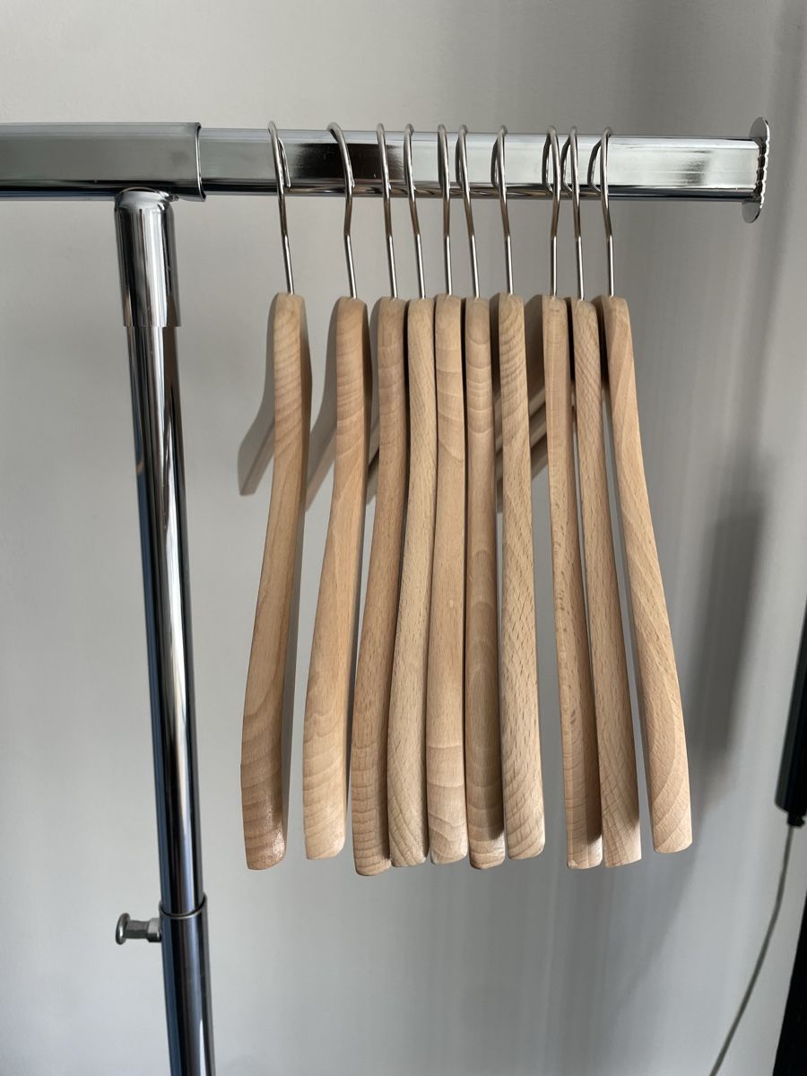 Appendiabiti: 70Stk. Holz Kleiderbügel 44cm – Usato da Windisch venduto da rascale