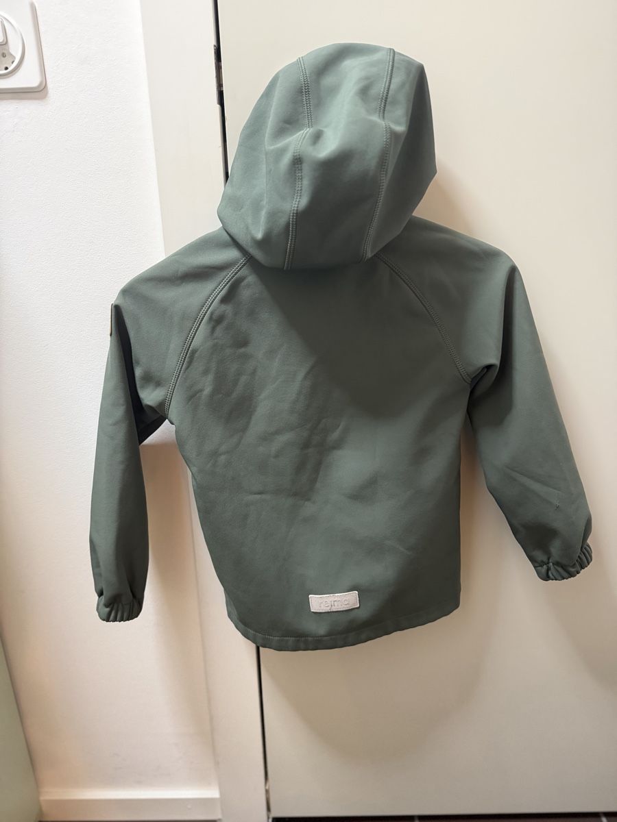 Reima Giacche & Cappotti: Reima Softshelljacke grün Gr. 122  – Usato da Zürich venduto da Ta-Nia 2