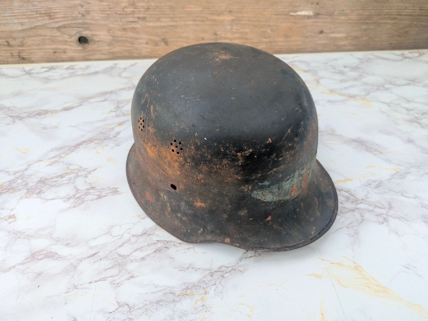 Uniformi & Effetti personali: Luftschutz Stahlhelm M34 "Stub Bill Visor" – Usato da Buttisholz venduto da ArmeeShopCH