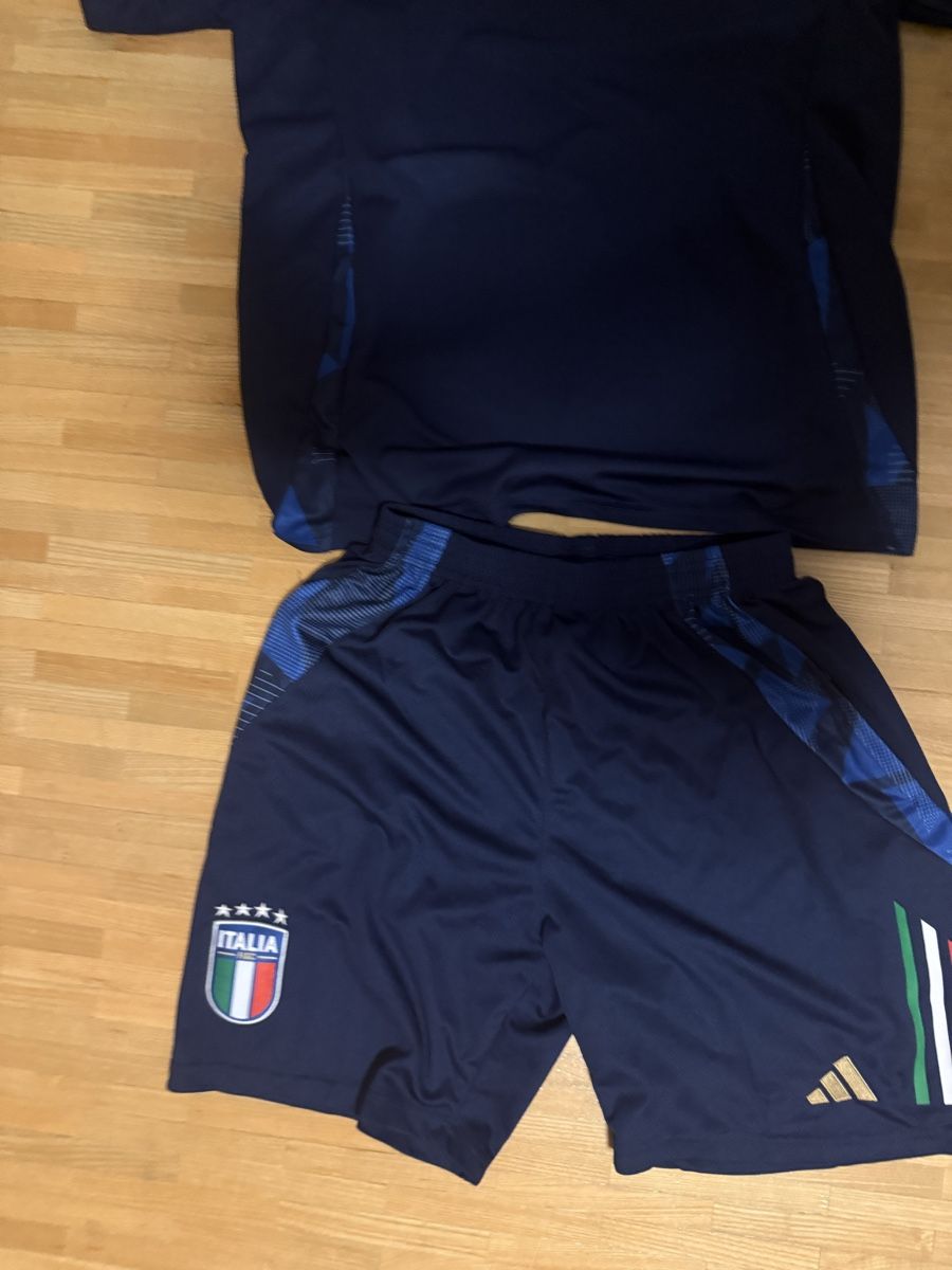 Anzüge: Italien Trainingsanzug Grösse L – Gebraucht aus St. Gallen von LeonMatteon1879 1