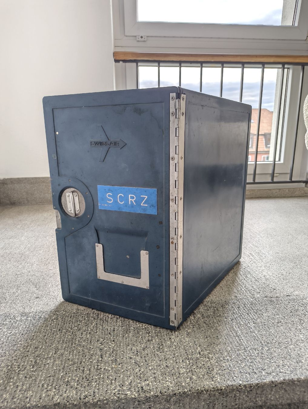 Baucontainer: Alter Swissair Bord-Container – Gebraucht aus Zürich von BK8000