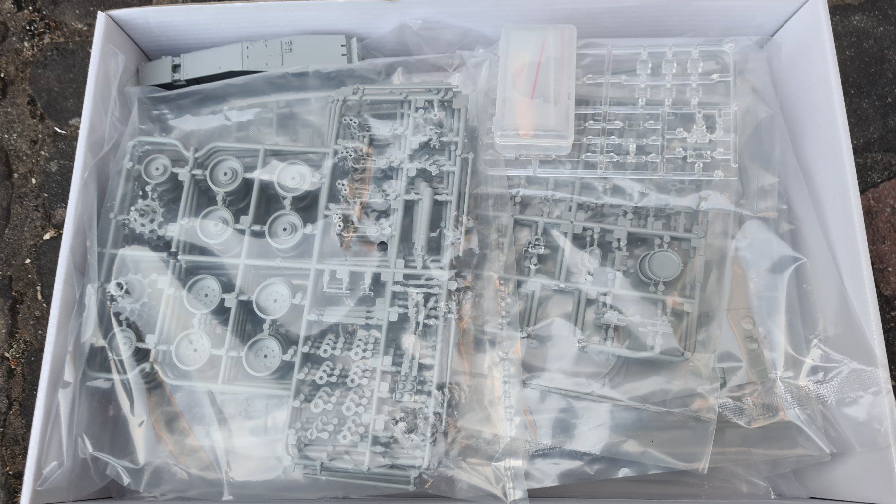 Modellbausätze & Standmodelle: 1:35 Leopard 2 A8 - Amusing Hobby 35A058 – Gebraucht aus Bassersdorf von jackbmw 3