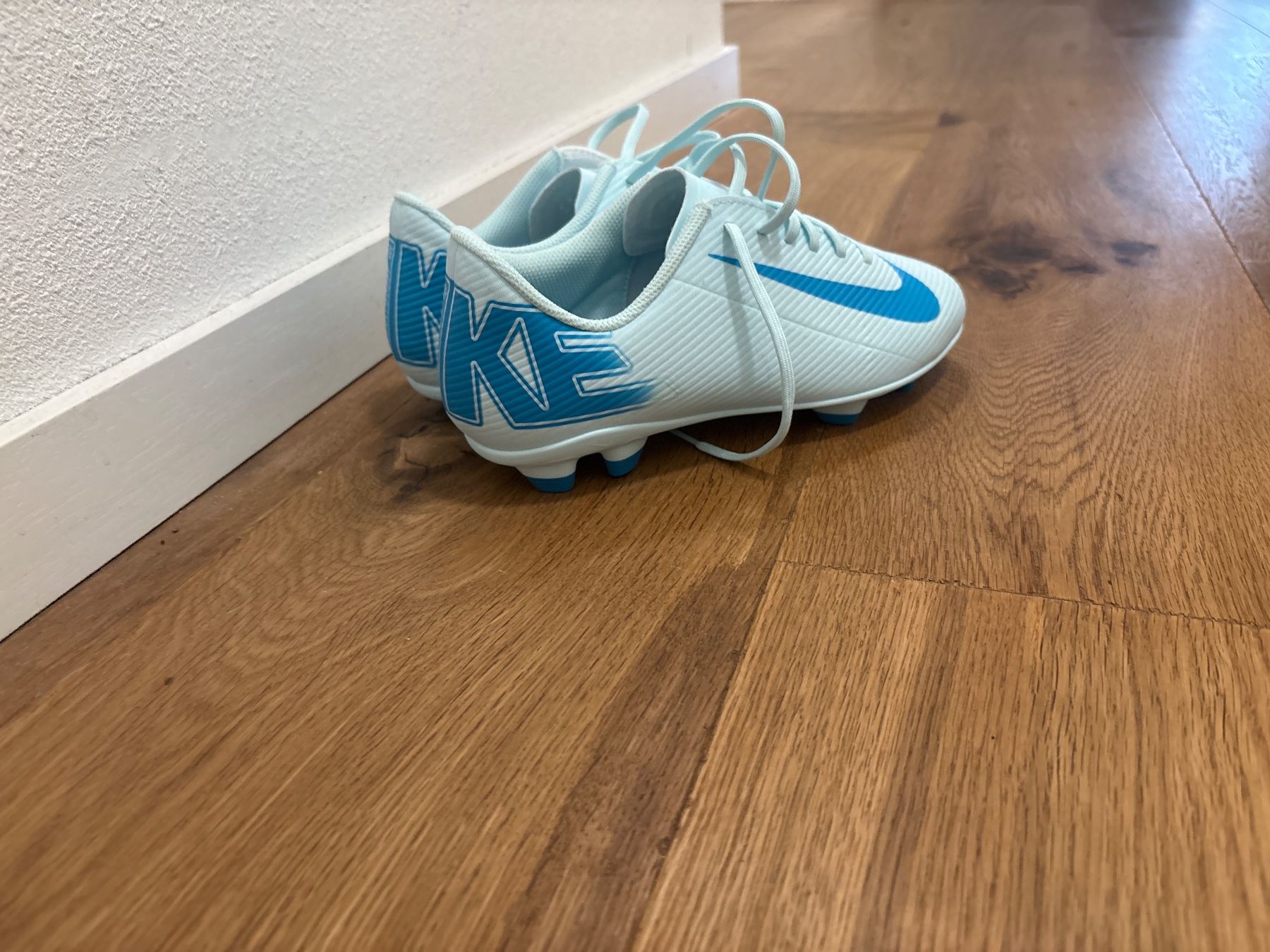 Nike Schuhe für Jungen: Chaussures de foot enfants – Neu und originalverpackt aus Nyon von Iryna1260 1