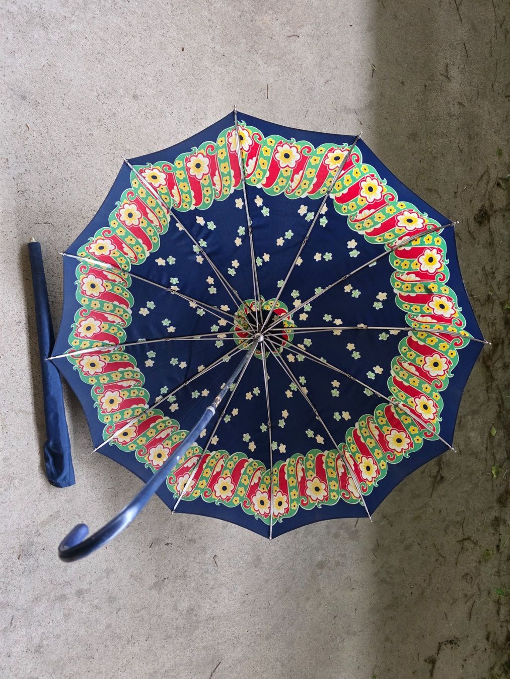 Ombrelli: antiker Regenschirm Schirm 84 cm x 86 cm – Usato da Walterswil BE venduto da Lonitti 1