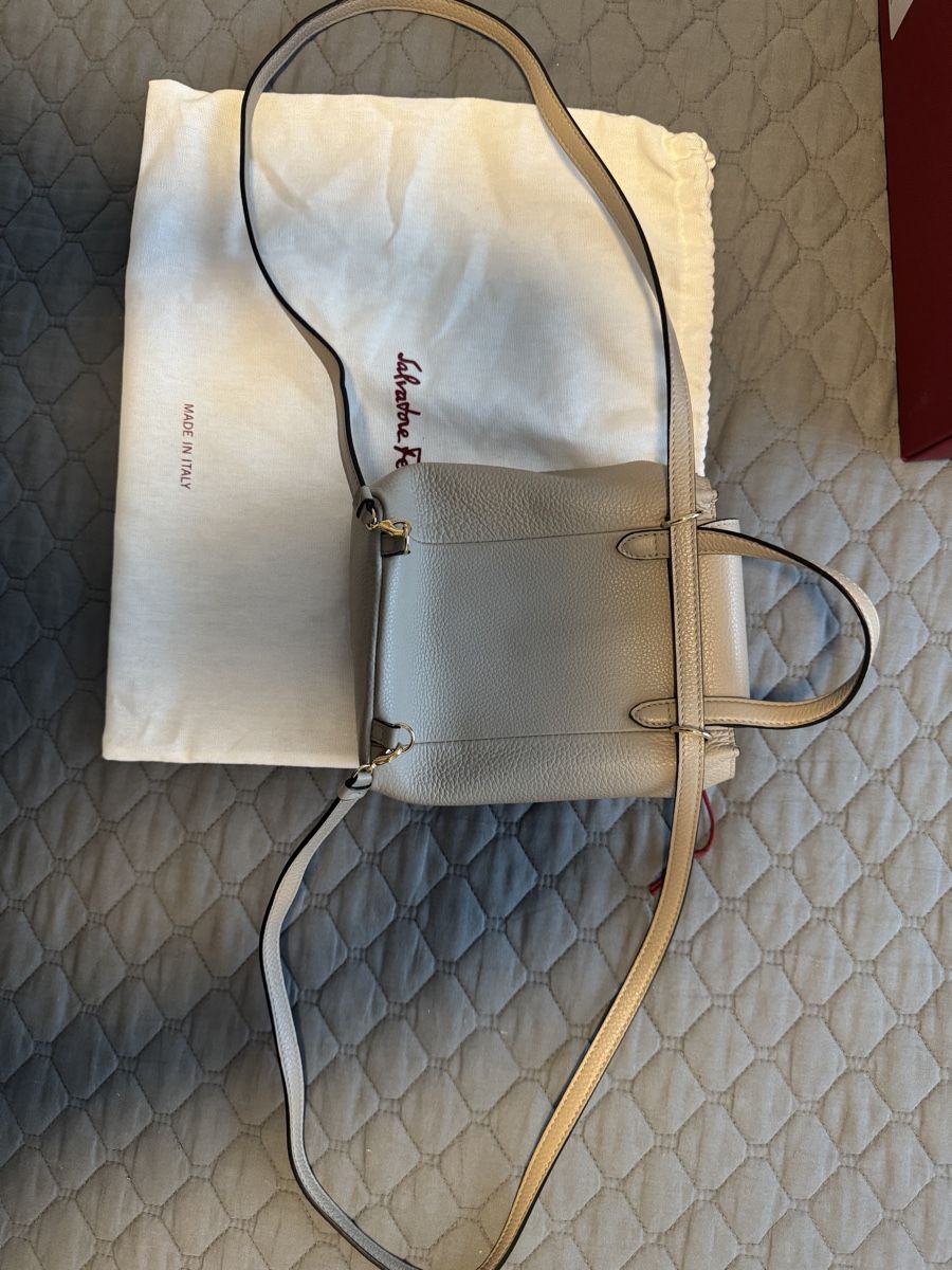 Salvatore Ferragamo Zaini: Salvatore Ferragamo Tasche – Nuovo (secondo la descrizione) da Dübendorf venduto da MariaS. 6