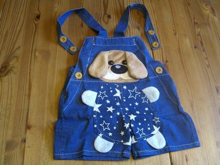 Latzhose (Shorts) mit Hunde-Applikation