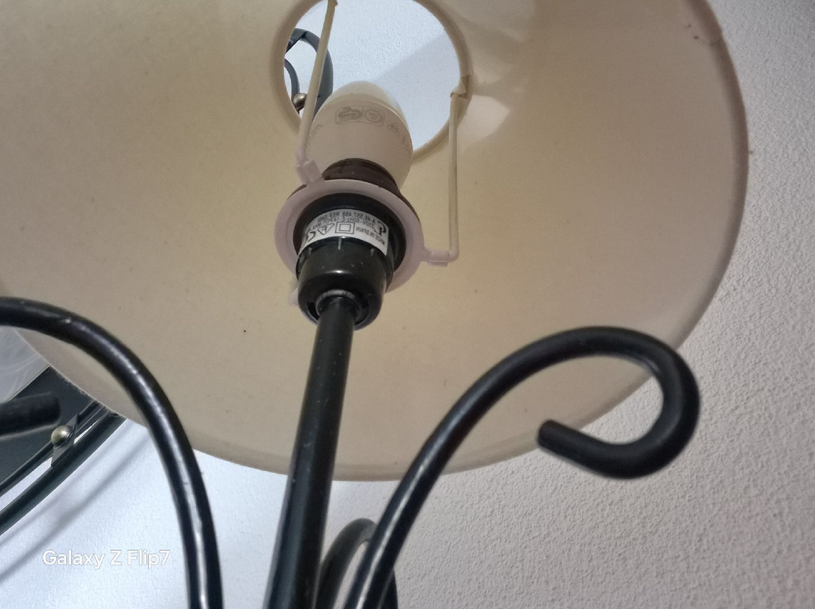 Lampade: Lampe de table fer forgé abat-jour blanc bon état – Usato da Avry-sur-Matran venduto da cec_nhz8 1