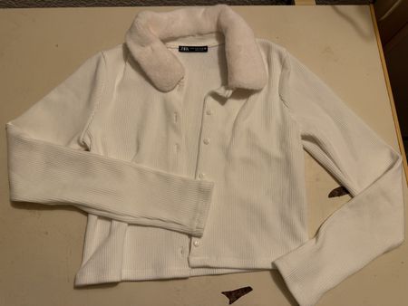 Zara Strickjacke weiss mit Kunstfellkragen Grösse M