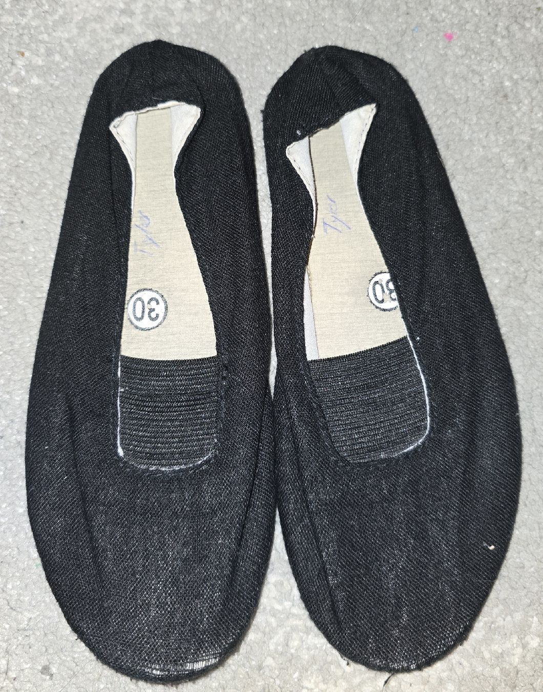Scarpe da uomo: Turnschläppli  schwarz Stoff Grösse 30 – Usato da Aadorf venduto da Blutengel1980