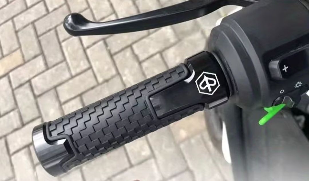 Tutti pezzi di ricambio per scooter: Piaggio Vespa Lenkergriffe Schwarz, Neu, – Nuovo e nell'imballaggio originale da Wallisellen venduto da Outrun 1