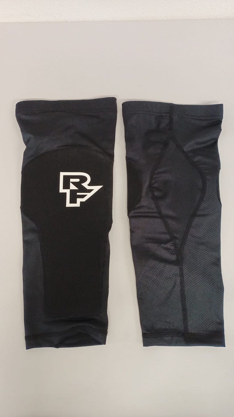Race Face Protezioni & Imbottiture: Race Face Charge Knee stealth, L – Nuovo e nell'imballaggio originale da Giswil venduto da mai_k7x7