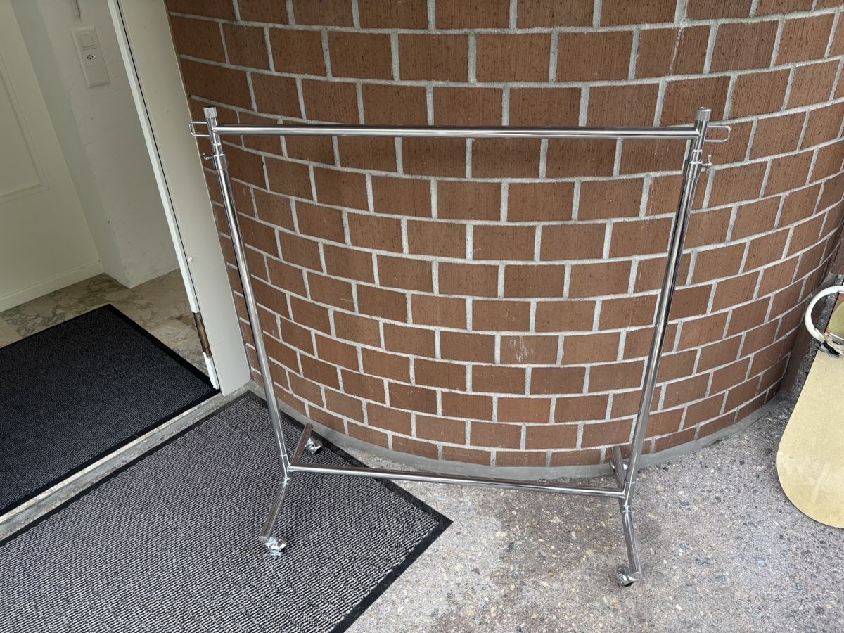 Pfister Garderobe: Clothes Rack on Wheels Metal – Gebraucht aus Oberwil b. Zug von robo13