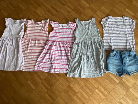 Mädchen Sommerkleider und Shorts Grösse 128 134