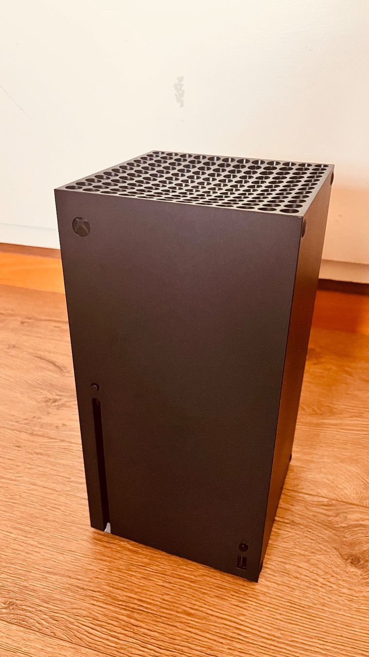 Microsoft Konsolen: Xbox Series X 1TB mit 2 Controller – Gebraucht aus Niederönz von Golobin 1