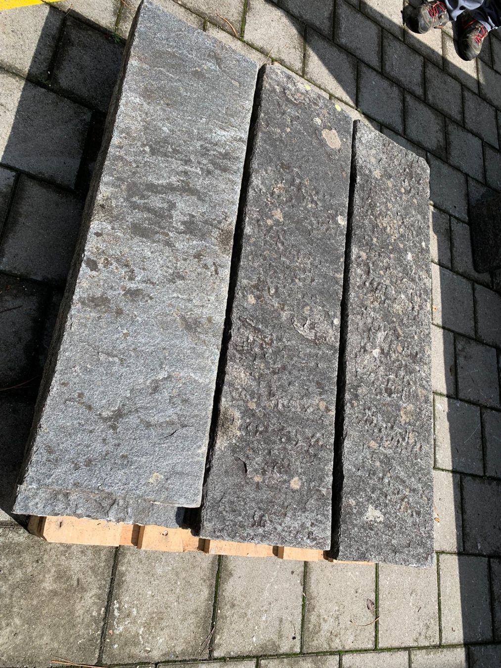 Bodenbeläge: 12 Stück Granit Platten Mauerabdeckplatten Natursteinplatten – Gebraucht aus Wallisellen von  7
