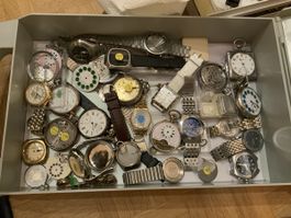 Kiste mit diversen Uhren, Armbänder, Teile