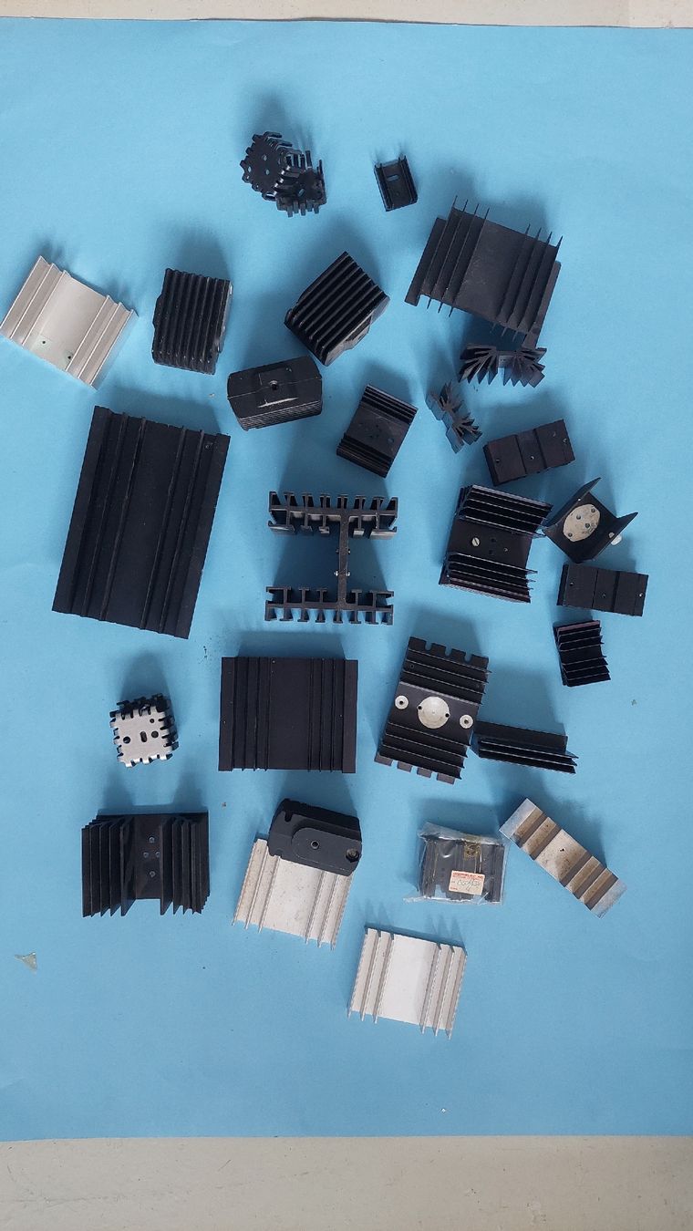 Elektronikbauteile: Sammlung Kühlkörper – Gebraucht aus Bülach von blksize 4