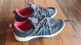 Sport-/Freizeitschuhe schwarz/rot – Grösse 42