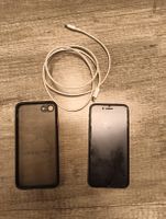 Apple iPhone SE mit Hülle und Ladekabel