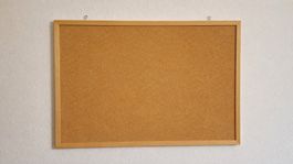 Pinnwand aus Kork mit Holzrahmen – 47 × 34 cm