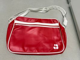 J&S Trendige rote Schultertasche / Sporttasche Retro Vinyl