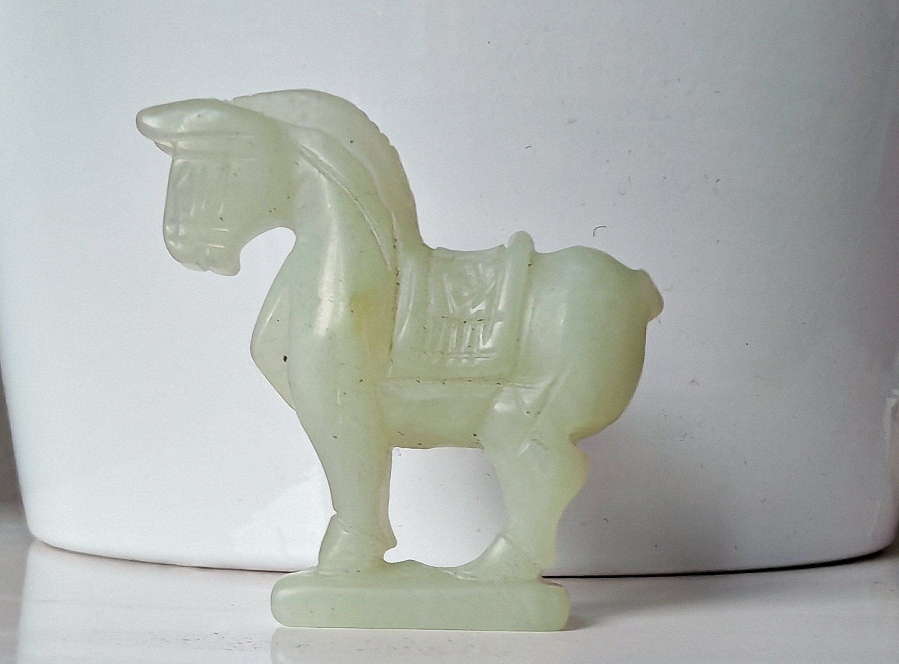Statuette: Kleines Jade Pferdchen, China – Usato da Zuerich venduto da Antiquarium