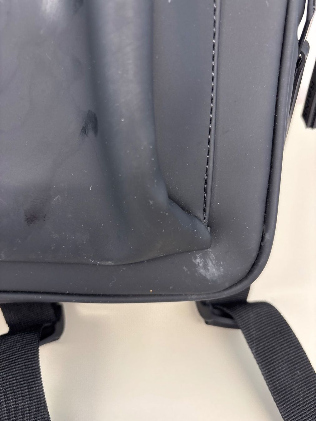 Rains Zaini: Schwarzer Rains Rucksack - Kein Versand – Usato da Luzern venduto da lupol_Verwertungen 1