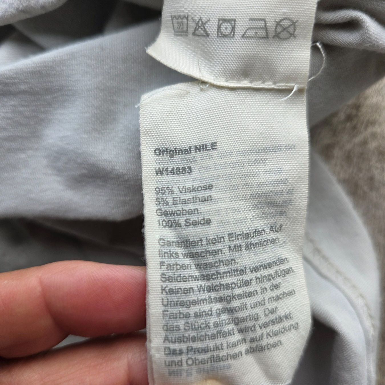 Nile Blusen: 🐸 NILE BLUSE SEIDE M MIT WASSERFALL ROLLKRAGEN PULLOVER – Gebraucht aus Môtier (Vully) von Frogs 9