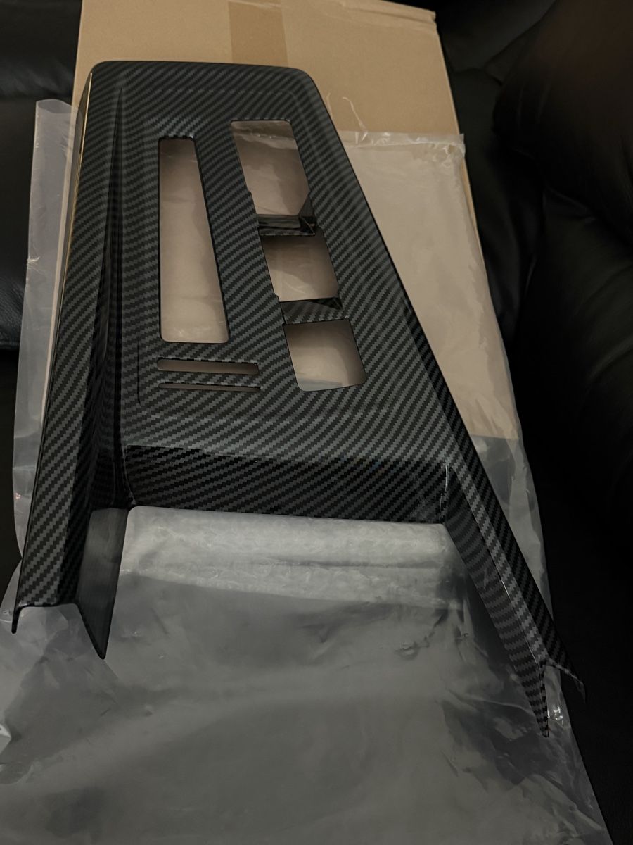 VW Alle Autoersatzteile: VW Golf 8 Mittelkonsole Carbon Look plst. – Neu (gemäss Beschreibung) aus Schaffhausen von zemerflori1 1