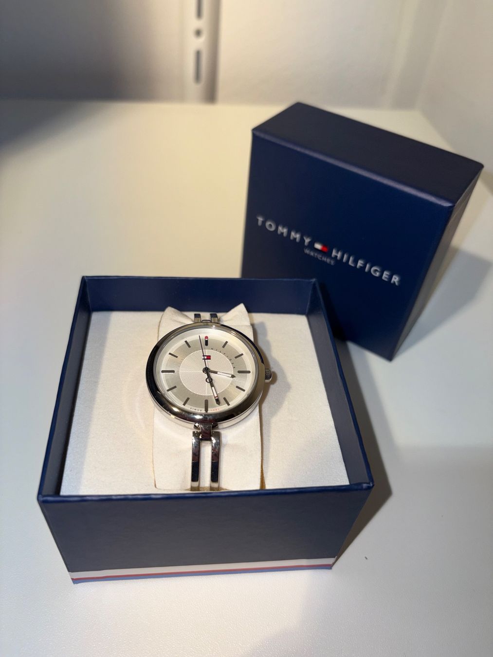 Tommy Hilfiger Orologi: TOMMY HILFIGER DAMEN UHR – Nuovo e nell'imballaggio originale da Zürich venduto da LIQUIDATOR.CP