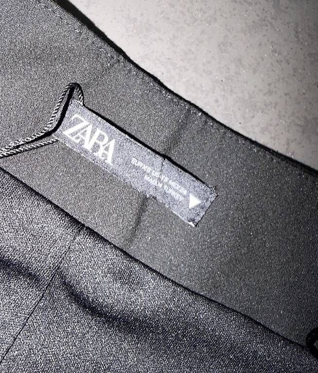 Gonne: ZARA SCHWARZER ROCK – Usato da Affeltrangen venduto da janaleiin 1