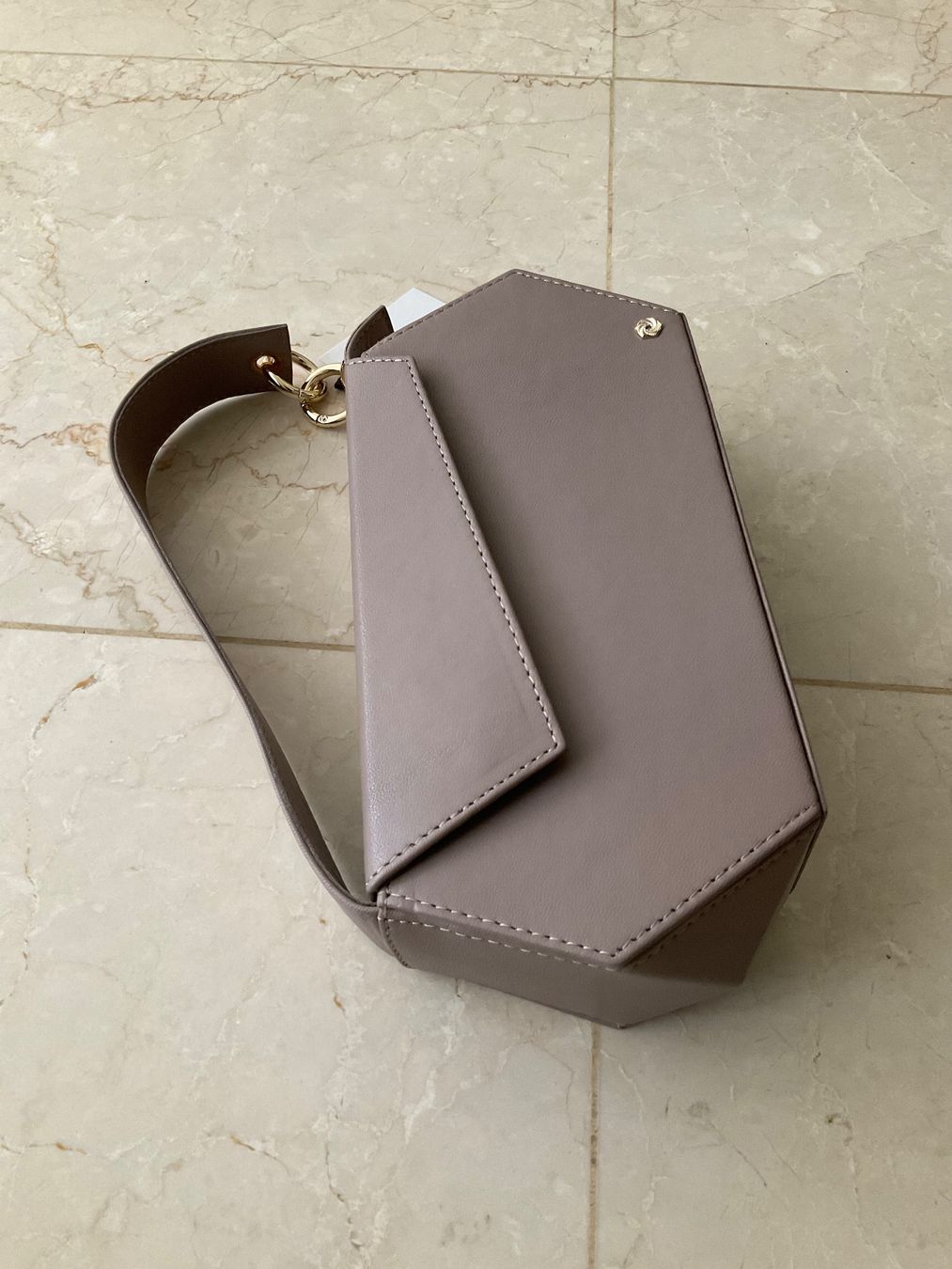Taschen für Damen: The Devil Wears Prada Hexella Baguette Bag Grey – Gebraucht aus Basel von mar_dgx7