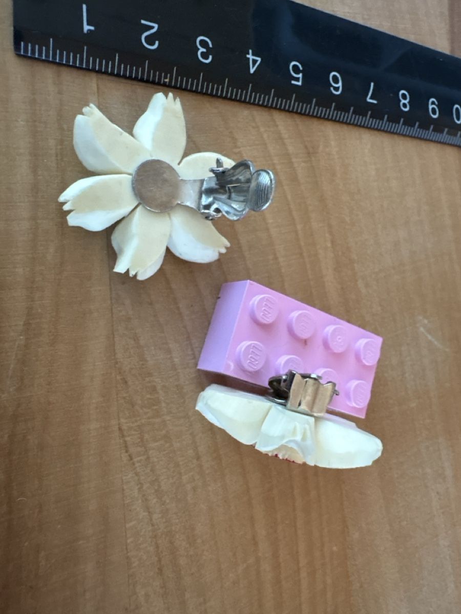 Orecchini pendenti & Orecchini a lobo: Ohrklipp Blume aus Kunststoff – Usato da Rümlang venduto da Fledermaus35 1