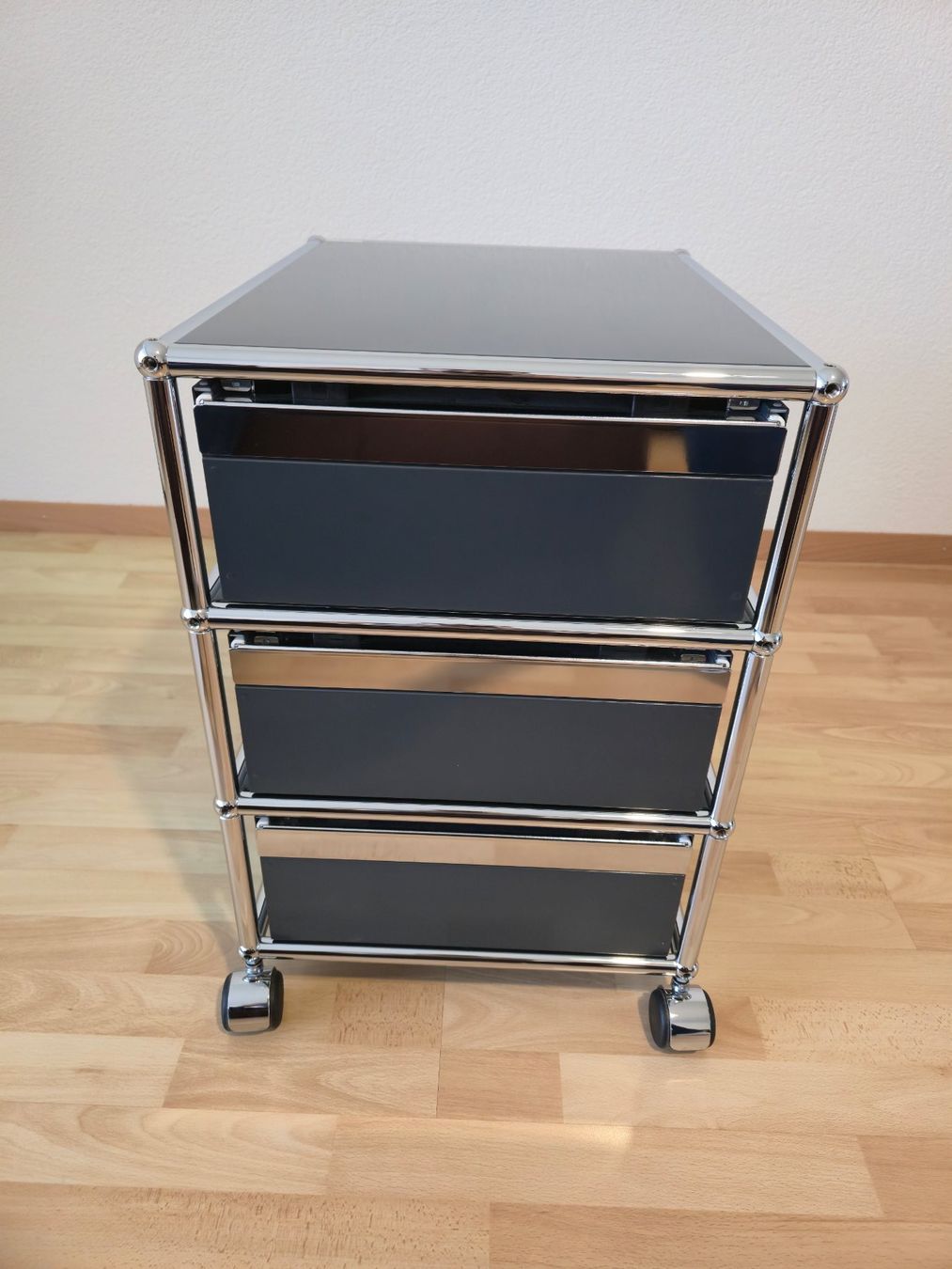 USM Banconi: USM Haller Rollcontainer in anthrazit Farbton(mit Schlüssel) – Usato da Zwingen venduto da jac_x85f 4