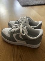 Nike Air Force 1 Sneaker grau weiss neuwertig, 2x getragen.