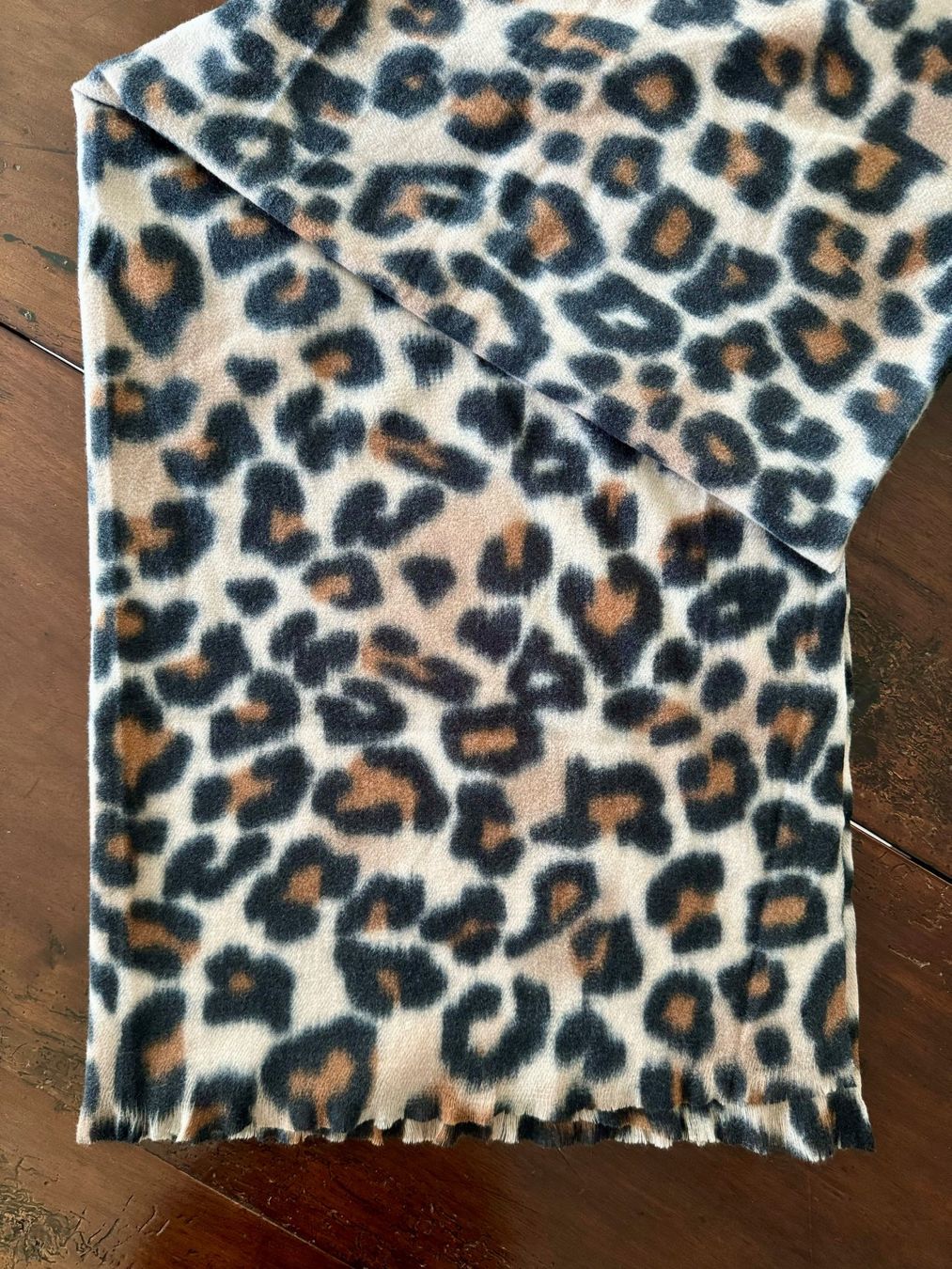 Foulard & Sciarpe: Leo-Print Schal – Nuovo (secondo la descrizione) da St.Gallen venduto da ConnectionCH