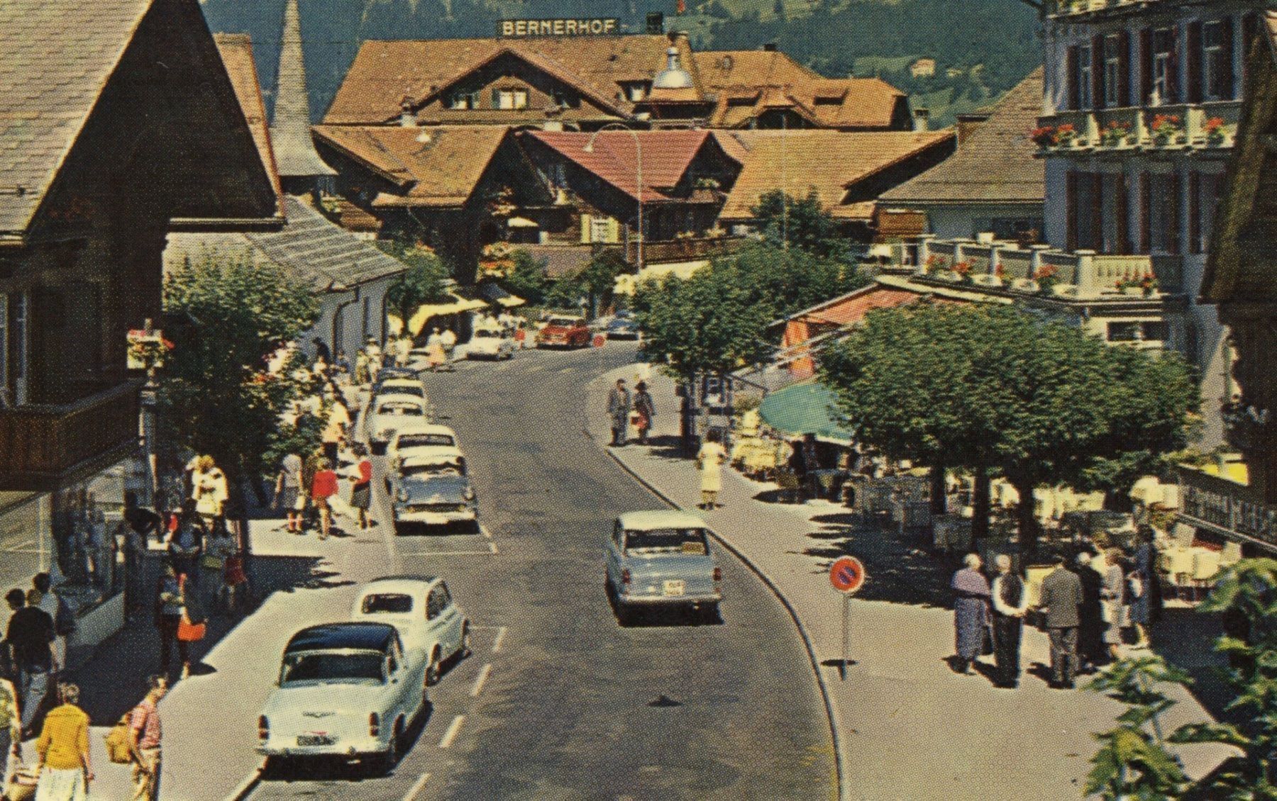 Cartoline postali: Gstaad Dorfstrasse belebt Oldtimer – Usato da Kirchberg BE venduto da Mgh